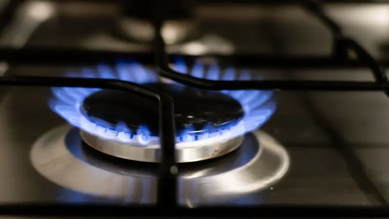 Hornalla de cocina encendida con llama azul pareja